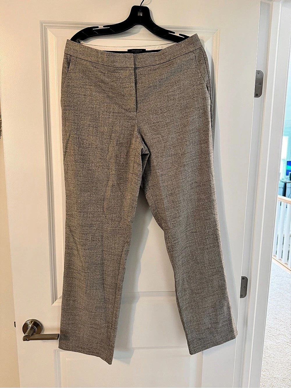 Ann Taylor Curvy Fit Straight Leg Pants in Gray Size 8 Like New